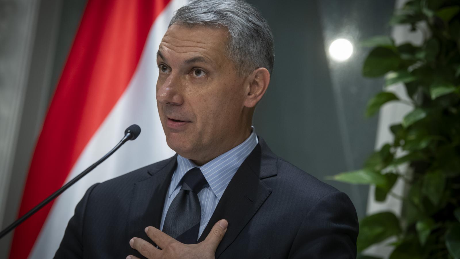 Lázár János inkább kampányolni fog, az Építési és Közlekedési minisztériumot Csepreghy Nándorra bízza