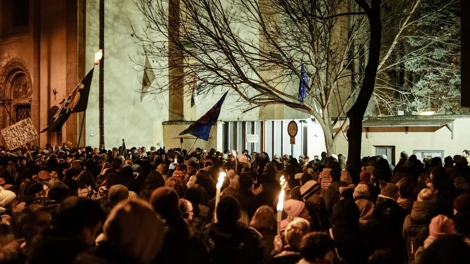 Tiltakozás december közepén a Szőlő utcai intézetnél. Sokaknál betelt a pohár