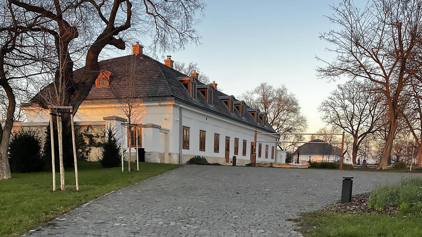 Hadházy Ákos: Hatvanpuszta minden szobájára jut egy cserépkályha, azokba pedig egy falunyi tűzifa