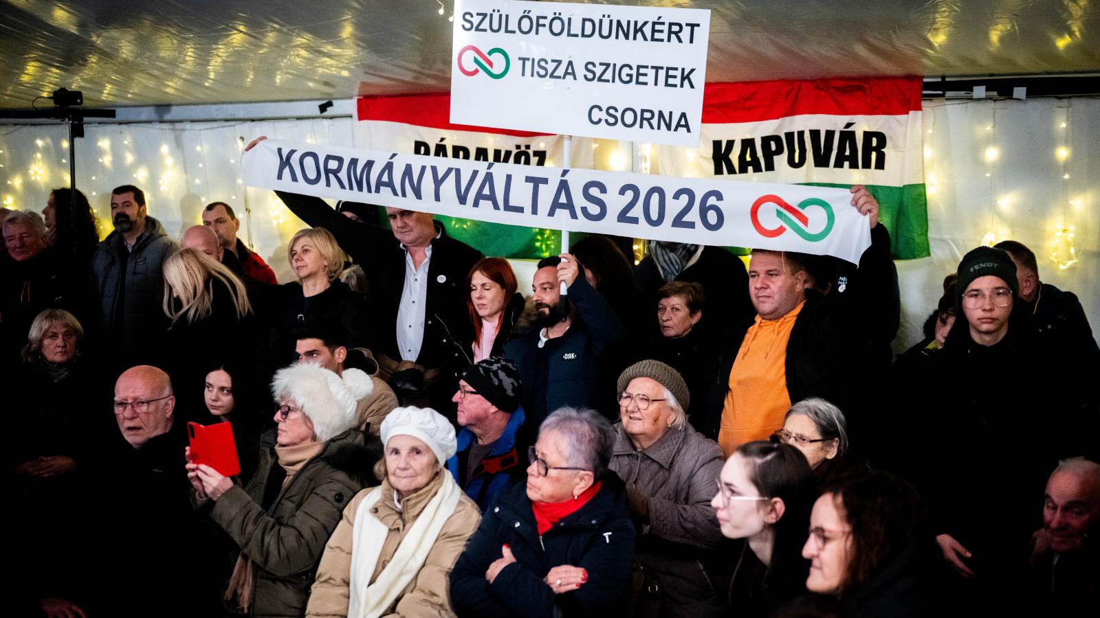 A Tisza Párt országjárása Komáromban, 2025. november 26-án.