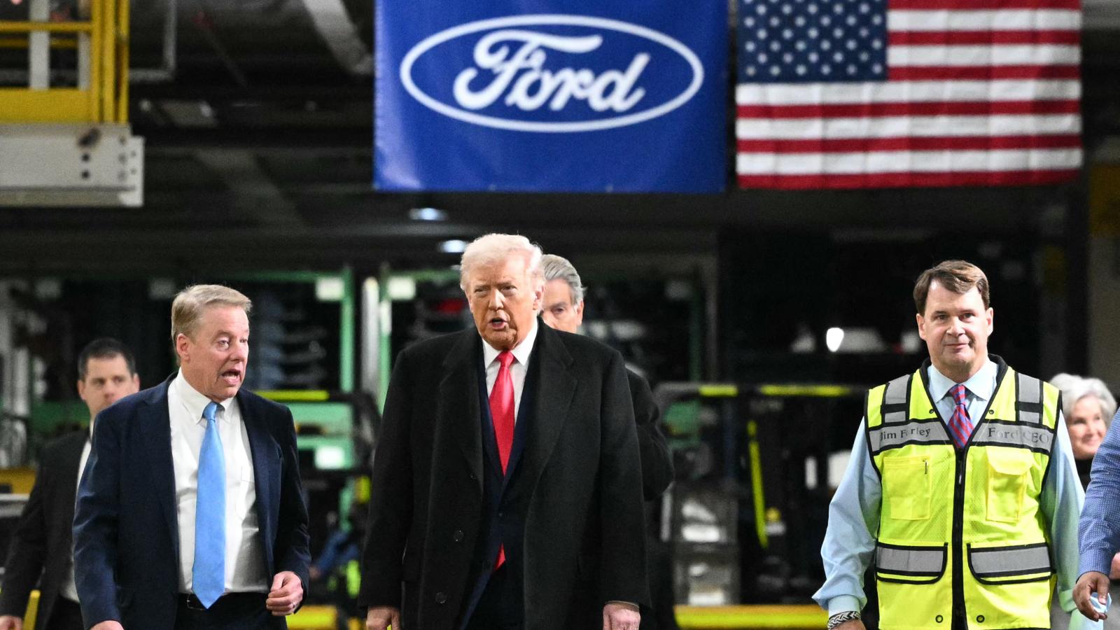 Donald Trump szitkozódva intett be a Ford egyik alkalmazottjának, aki beszólt neki az Epstein-ügy miatt