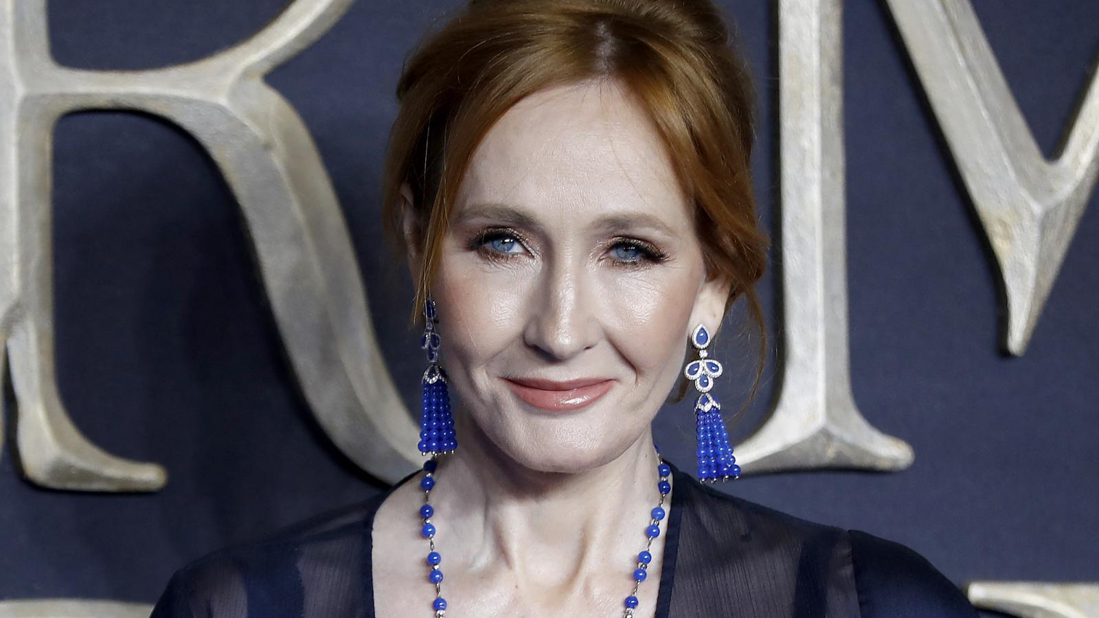  Rowling, habár többször is visszautasította, hogy transzfóbnak nevezzék, a toleráns Z generáció szemében kijelentései miatt az elmúlt években a transzneműek jogai ellen küzdők egyik legismertebb alakja lett