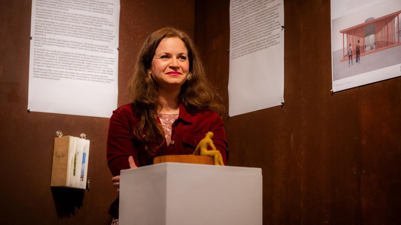 „Sosem faragtam még úgy szobrot, hogy időnként bele kellett feküdnöm" – mondja Koller Margit, aki az érzékeny tér kialakításával a gyászoló anyáknak segítene