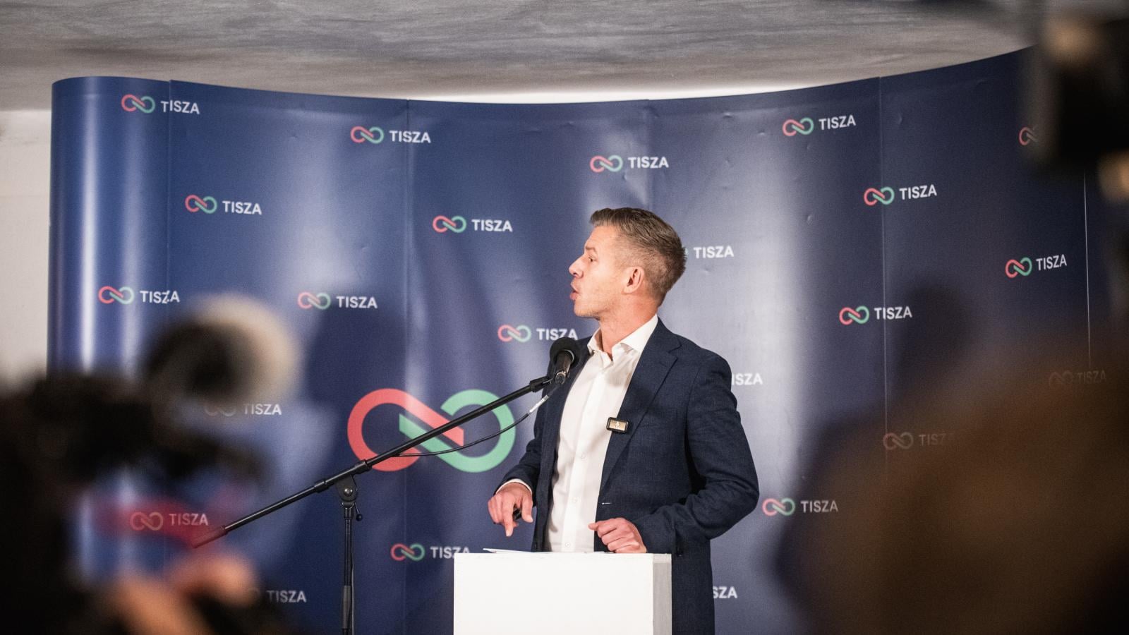 Magyar Péter: Megtámadták a Tisza Párt jelöltjét Rádon és fojtogatták az önkéntesünket