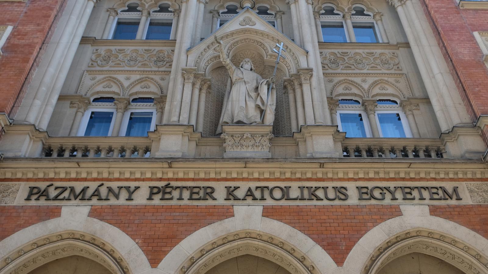 Nyert a bíróságon a PPKE-vel szemben az oktató, akit azért rúgtak ki, mert írt egy LMBTQ-témájú tanulmányt