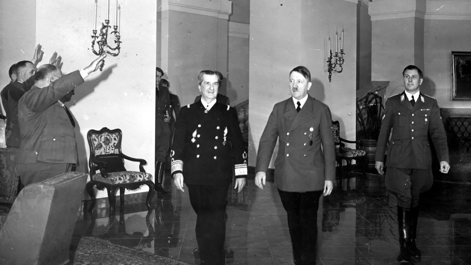 Horthy Miklós
kormányzó és
Adolf Hitler
1943. áprilisi
klessheimi
találkozója.
Kunt Gergely
a tanácskozás
kapcsán nem a
tárgyalás eredeti
jegyzőkönyvét
idézi