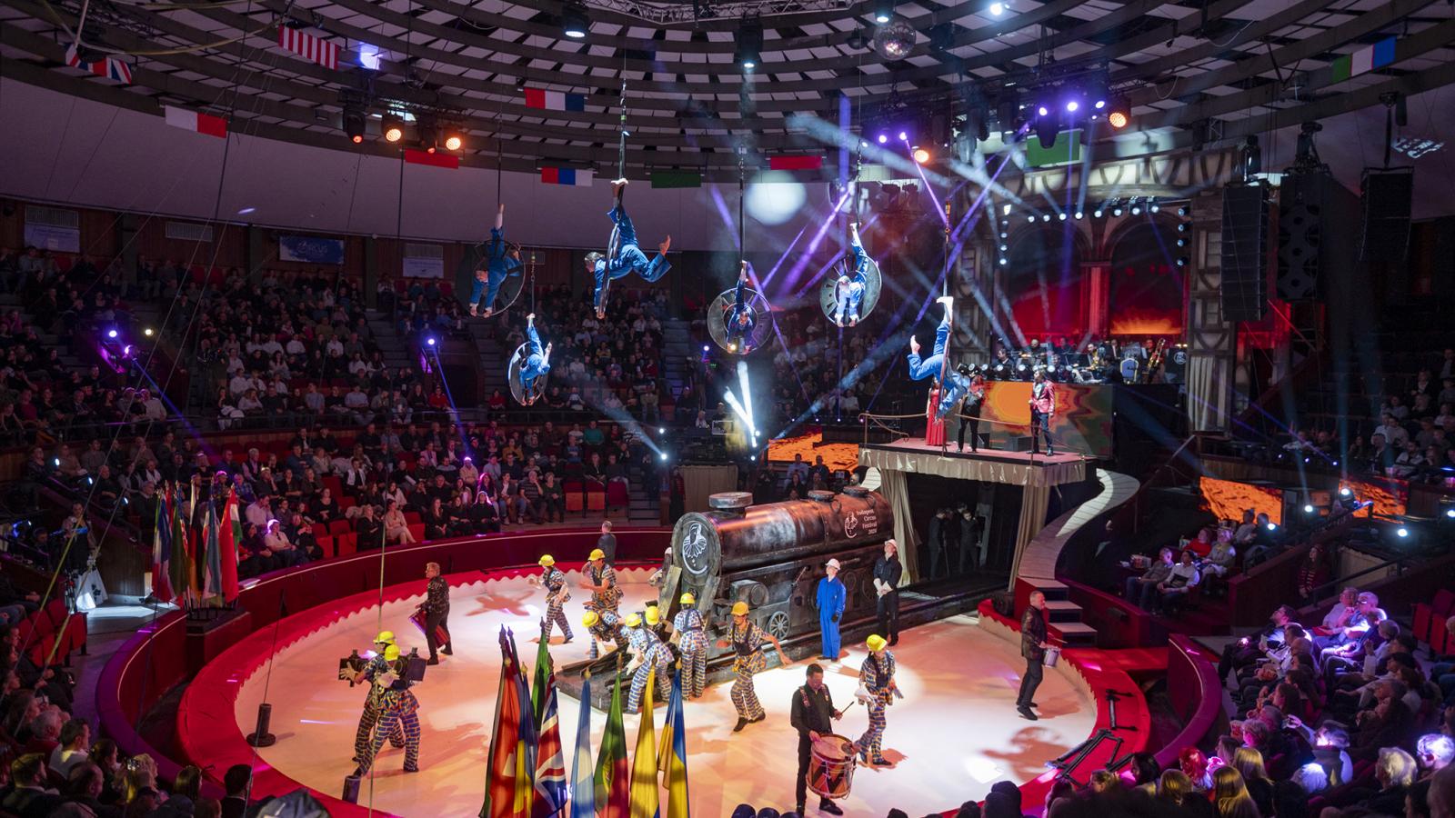 A Budapest
Nemzetközi
Cirkuszfesztivál
nyitánya – az
idei rendezvény
jelképe egy 136
éves lokomotív
volt