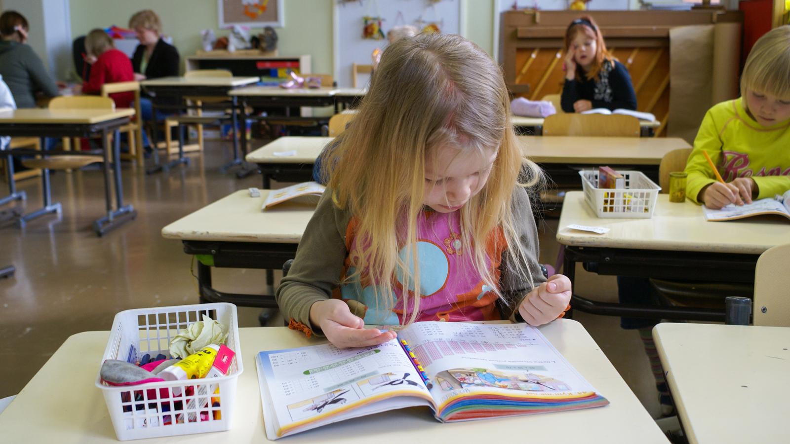 Finn kisiskolások.
Polgári
atmoszférában
igyekeznek
laza és szabad
polgárocskákat
növelni-nevelni