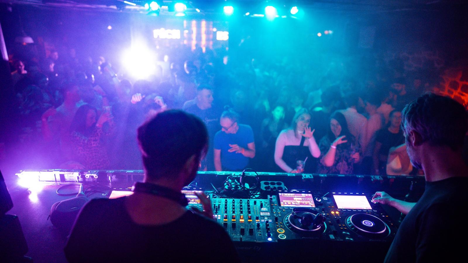 Nagyszabású razziát tartottak egy pécsi klubban, kivonultak a kommandósok is, de egy porszemnyi drog sem került elő