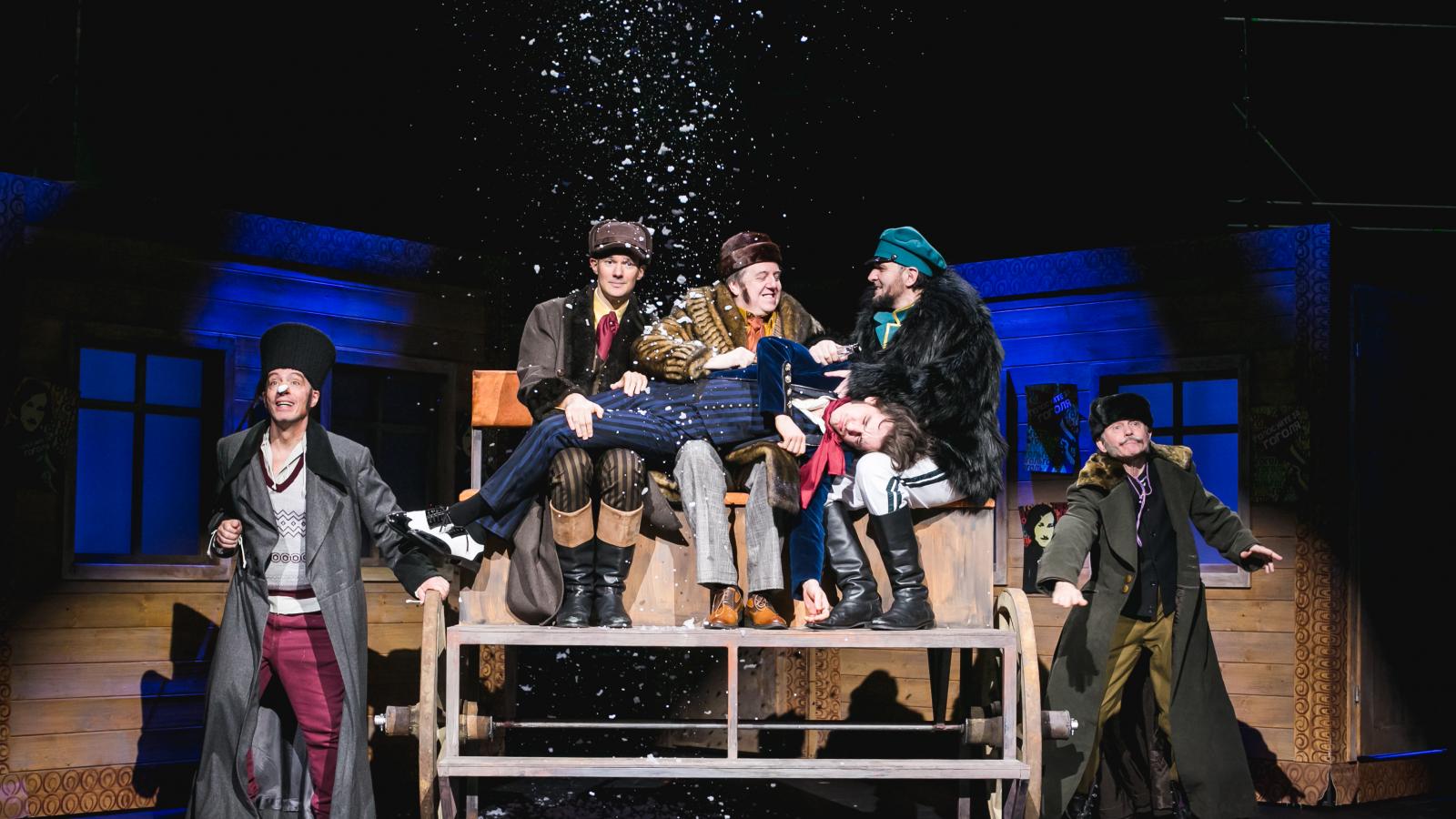 A székesfehérvári előadás, mint egy sok iróniával megtűzdelt bohózat, remekül működik. A közéleti aktualitások is célt érnek