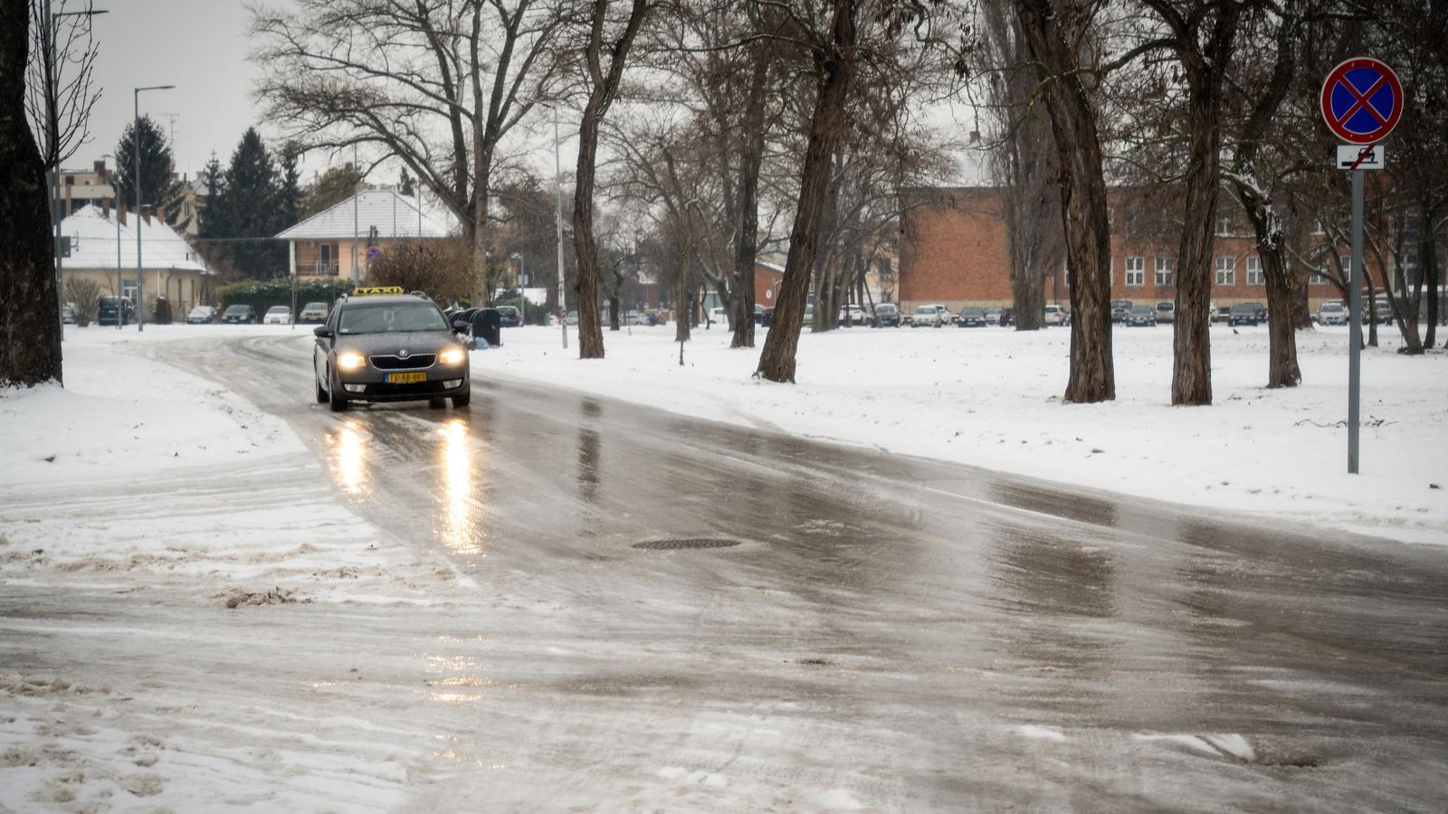 Jármű a jeges úton Győrben, a Bercsényi ligetben 2026. január 13-án