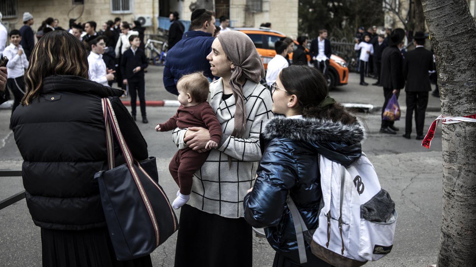 Káosz alakult ki a bölcsődénél, ahol aggódó és dühös szülők keresték a gyermekeiket 
