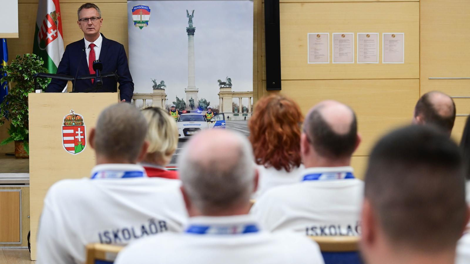 Rétvári Bence belügyi államtitkár szól az iskolaőrökhöz