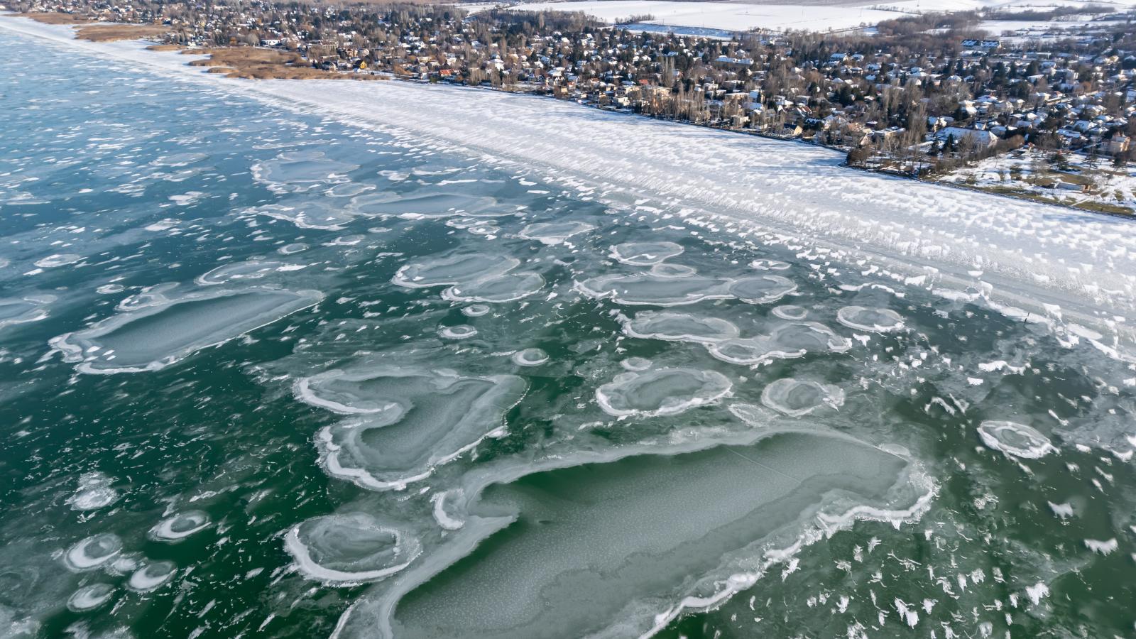 A befagyott Balaton Zamárdinál 2026. január 17-én