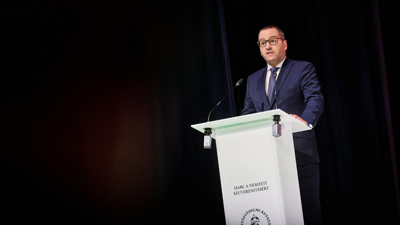 2,1 milliárd forintot, a költségvetésének negyedét költötte el a Szuverenitásvédelmi Hivatal Balásy Gyula cégeinél