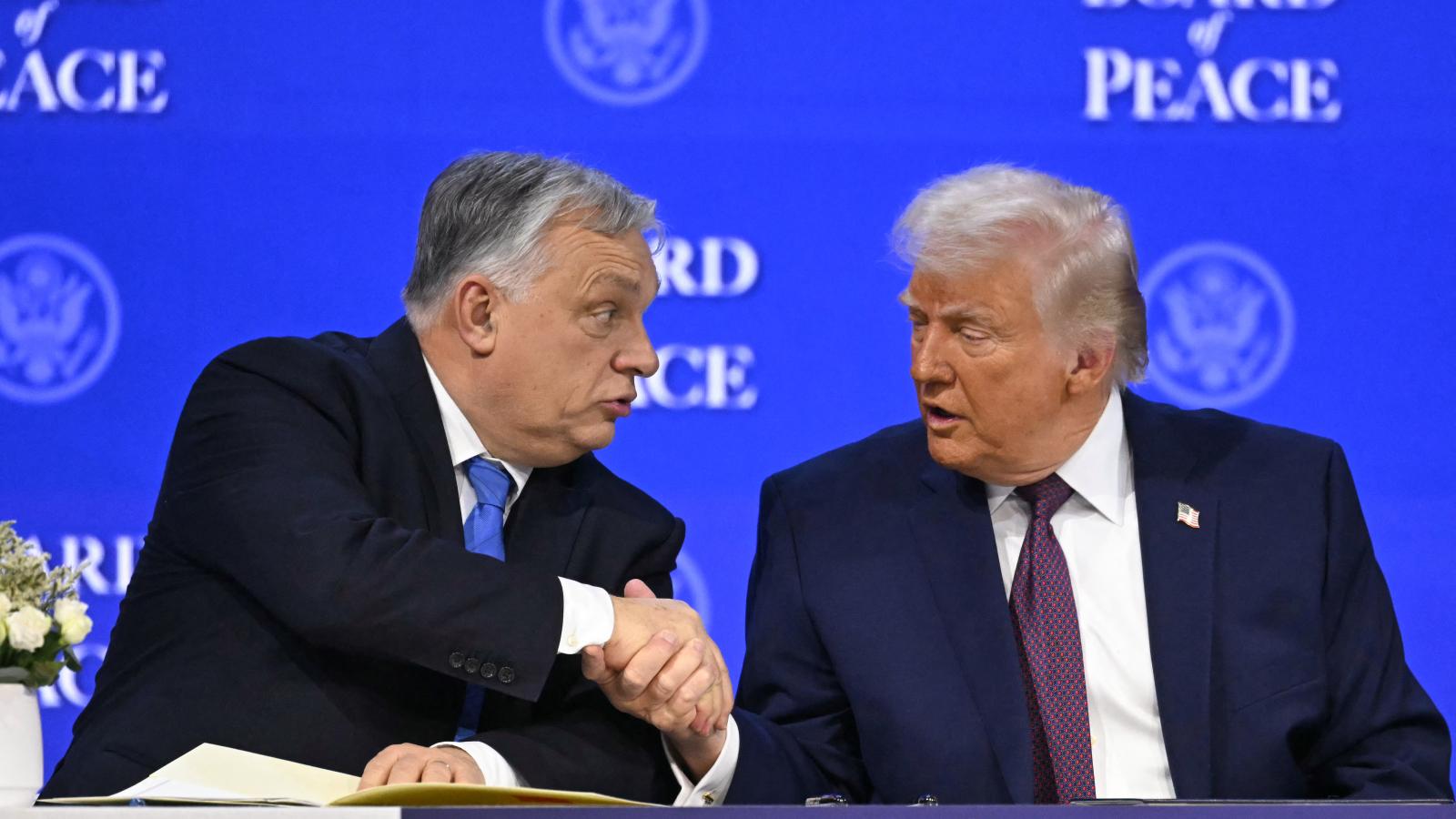 Megalakult Donald Trump Béketanácsa, az amerikai elnök kemény fickónak nevezte Orbán Viktort Davosban