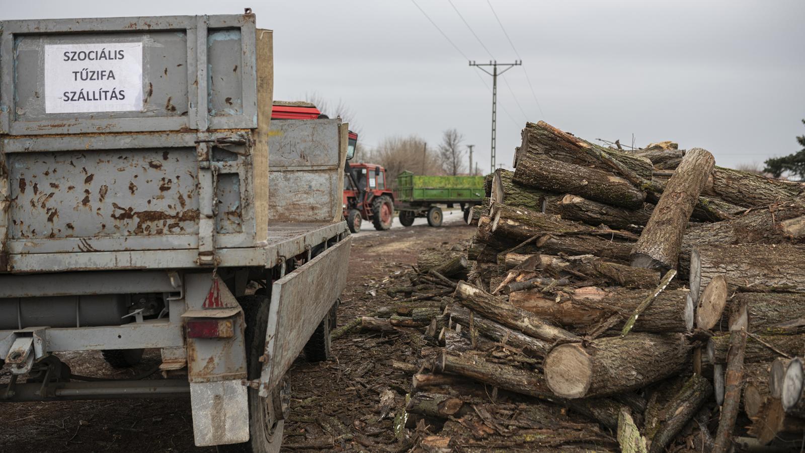 Az állami tűzifából alig jutott el az érintettekhez, ezzel szemben az önkormányzatok össztűz alá kerültek
