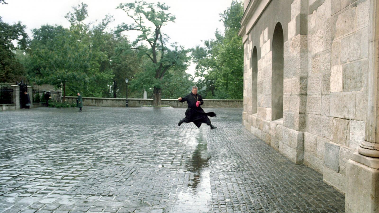 Várszegi Asztrik tüneményes könnyedséggel lép át egyik világból a másikba