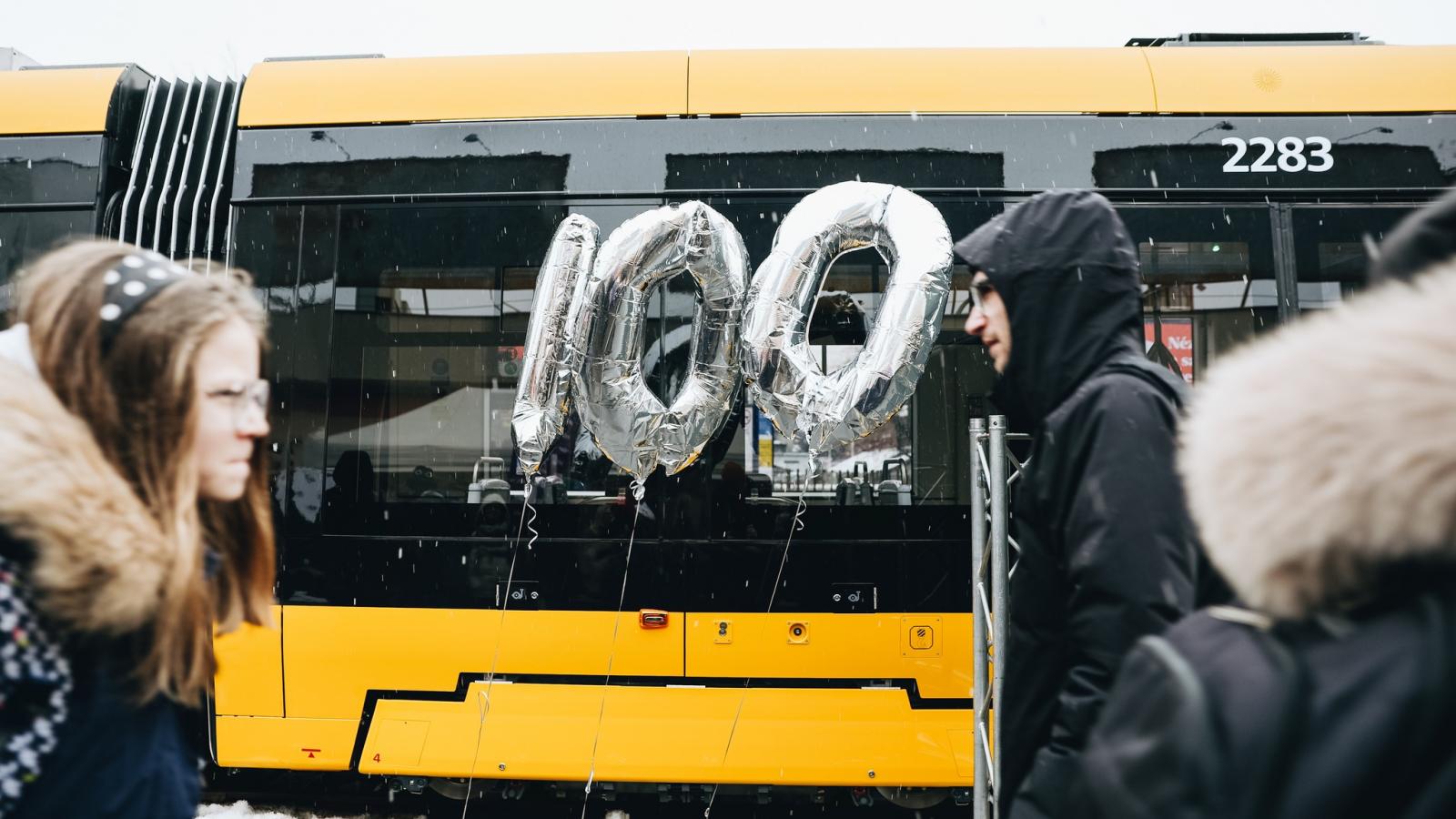 Karácsony Gergely főpolgármesterként, Vitézy Dávid volt BKK-vezérként örül a századik CAF-villamosnak