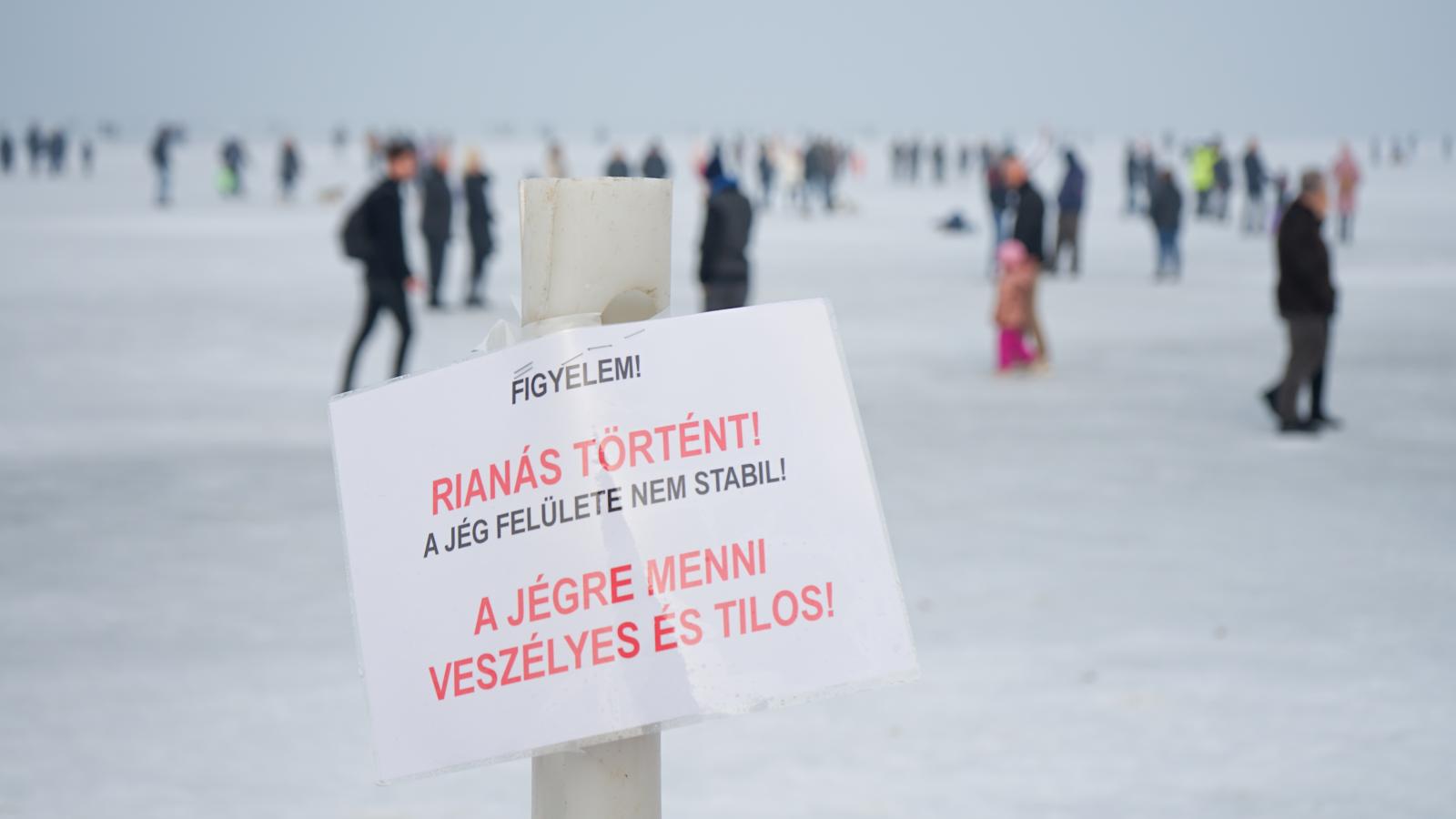 Hiába a tiltás, több százan mentek a jégre Siófokon