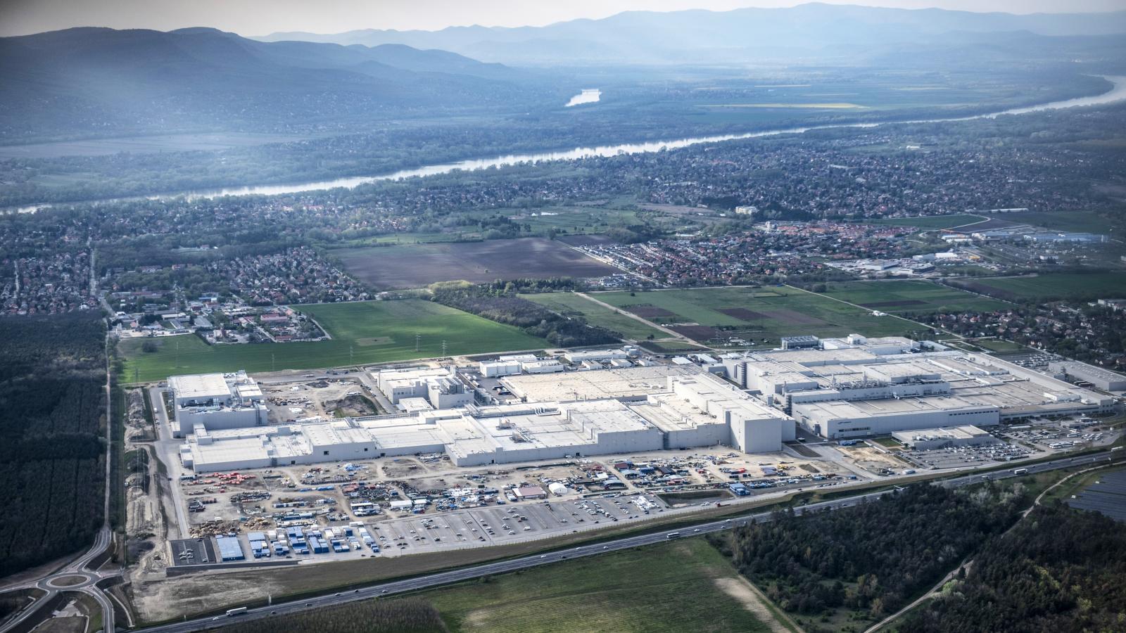 Elfogatóparancsot adtak ki a gödi Samsung-gyárban megégett villanyszerelő miatt megvádolt művezető ellen