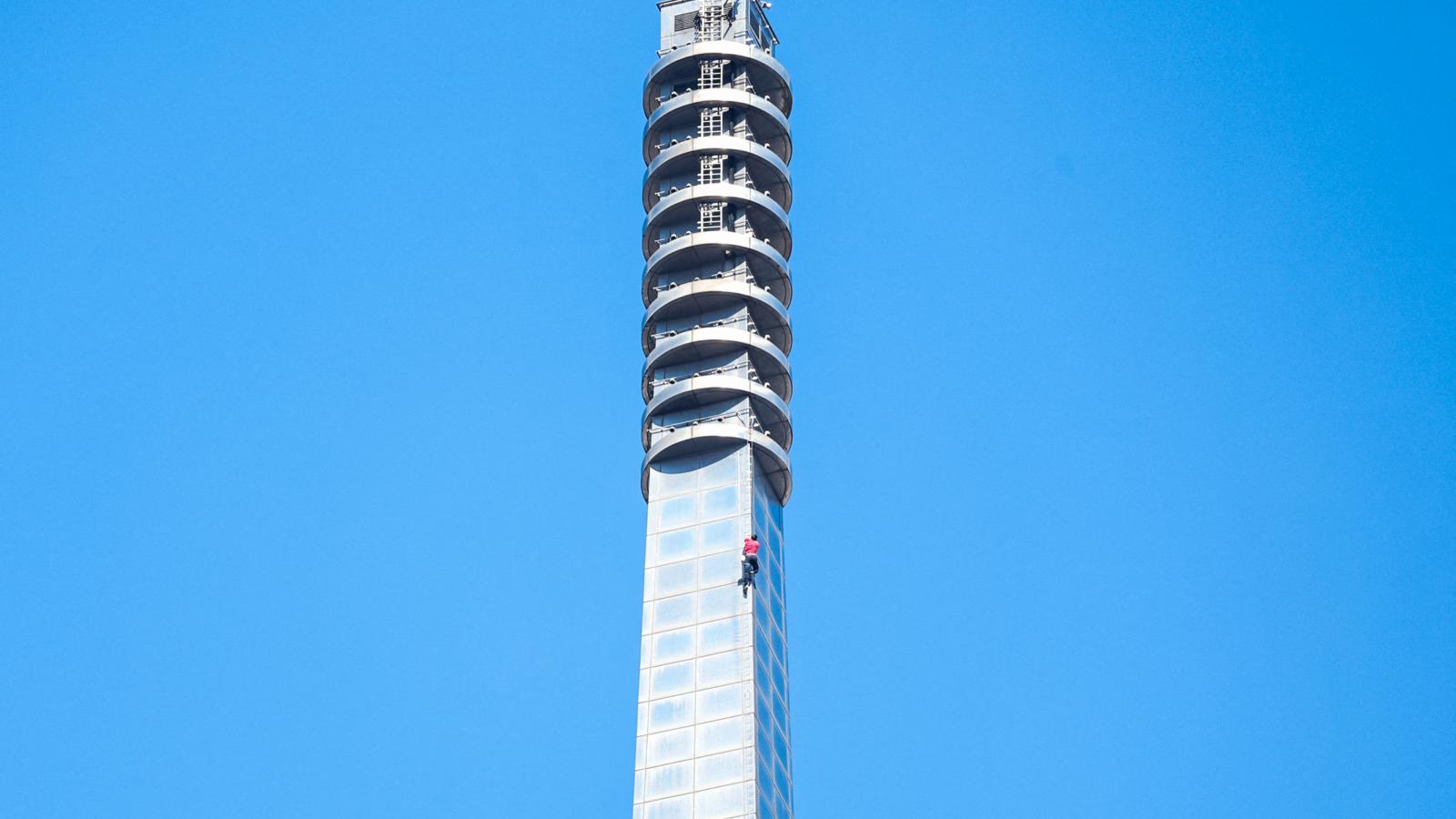 Biztosítás nélkül mászott meg egy 508 méteres tajvani felhőkarcolót Alex Honnold sziklamászó