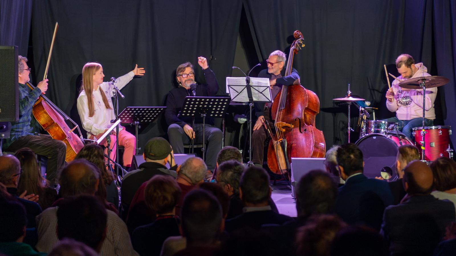 A Freeszfe új épülete immár koncertek befogadására is alkalmas, a programnaptár már januárra tele is számos irodalmi, zenés és színházi eseménnyel