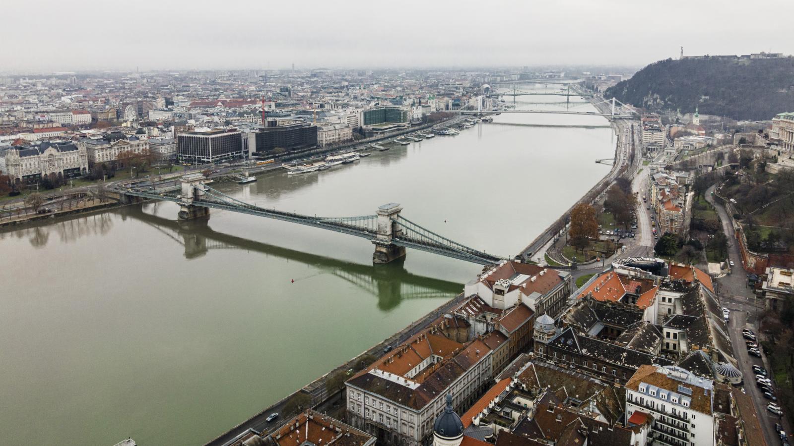 Vitézy Dávid az utolsó centiméteréig bekameráztatna minden budapesti hidat