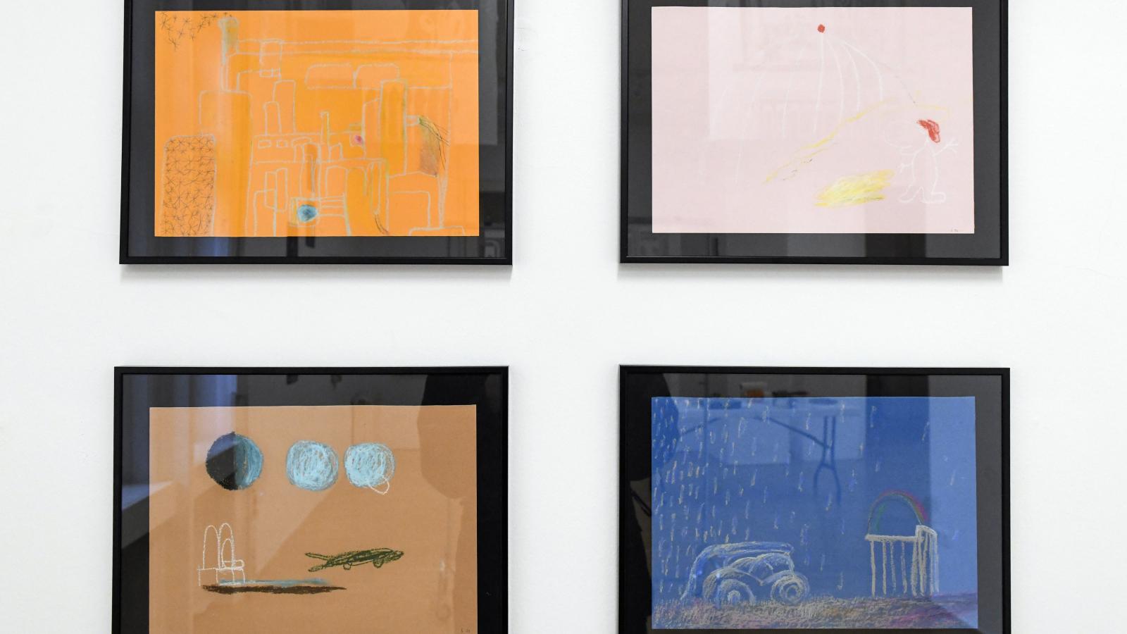 Lucy Ivanova festőművész munkáiban a személyes traumák vizuális értelmezésével kísérletezik, a kiállításban épp azzal, hogyan magyarázható el a jelenkor egy újszülöttnek