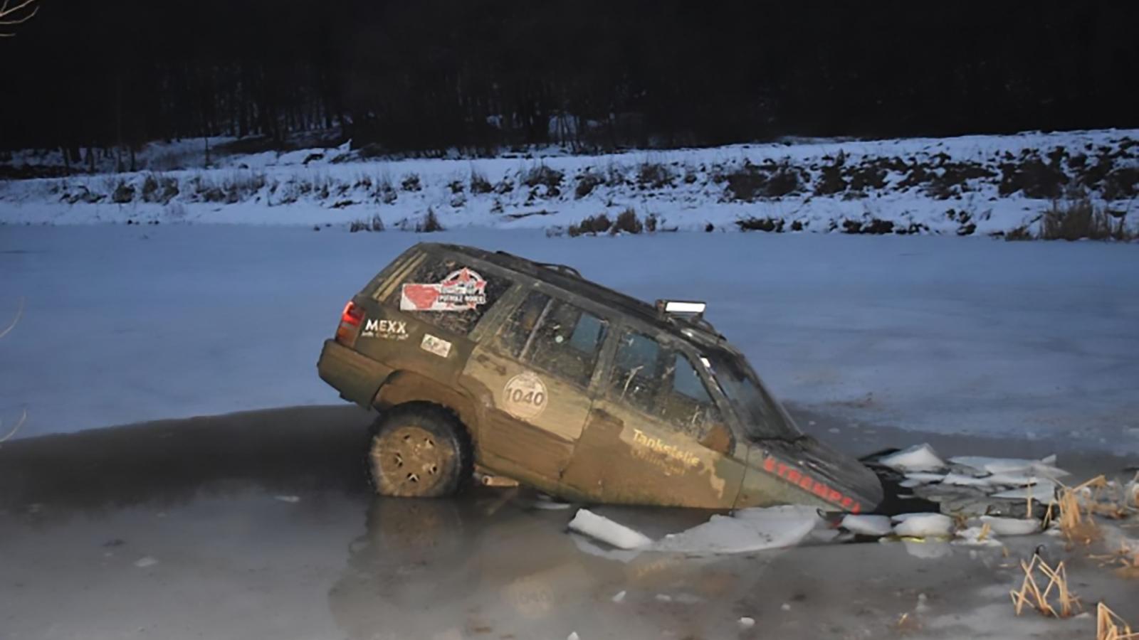 Terepjáróval hajtott a váraljai halastó jegére egy férfi