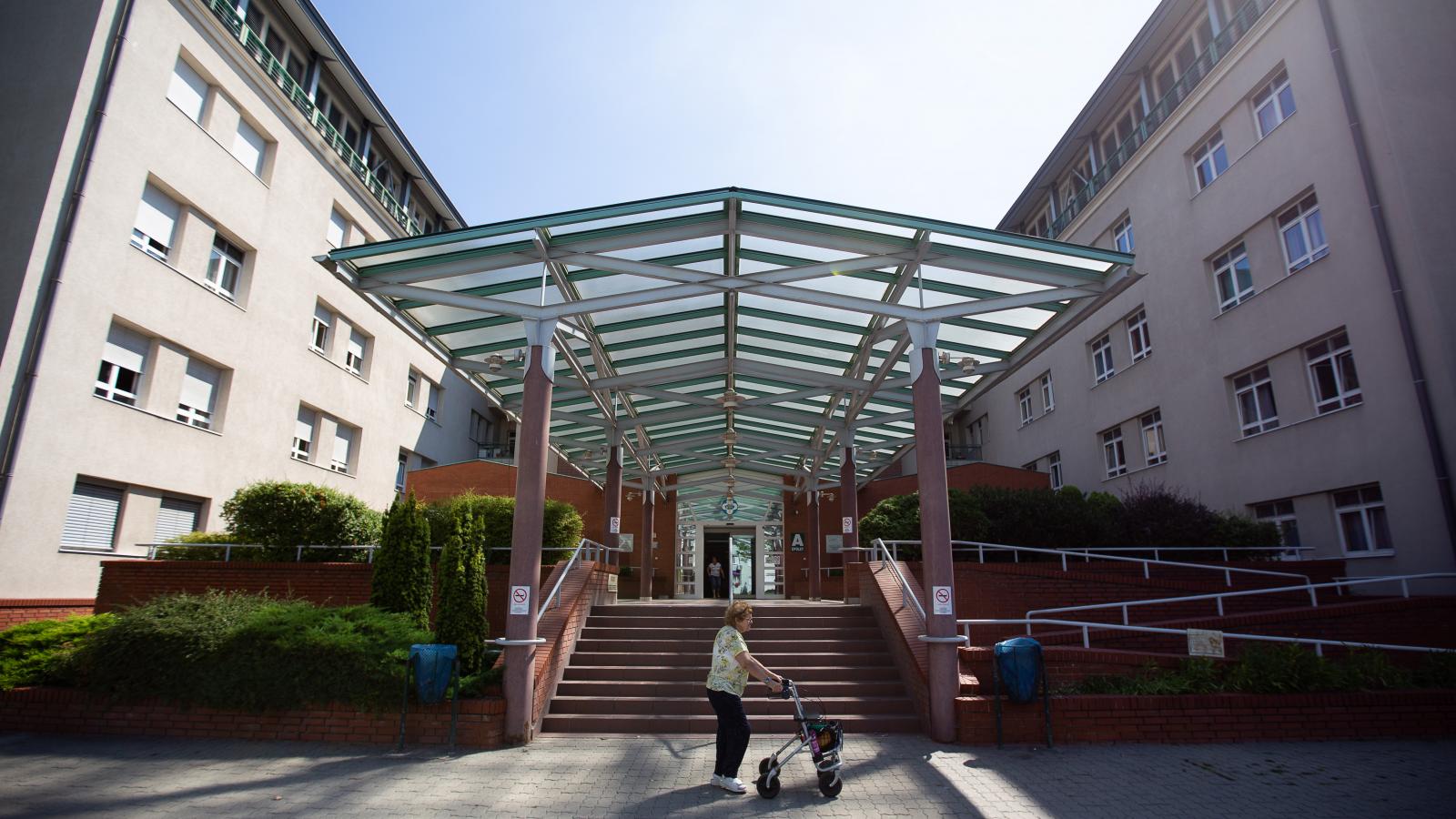 Eltűnt egy 78 éves férfi a Szent Imre Kórházban, később holtan találták meg