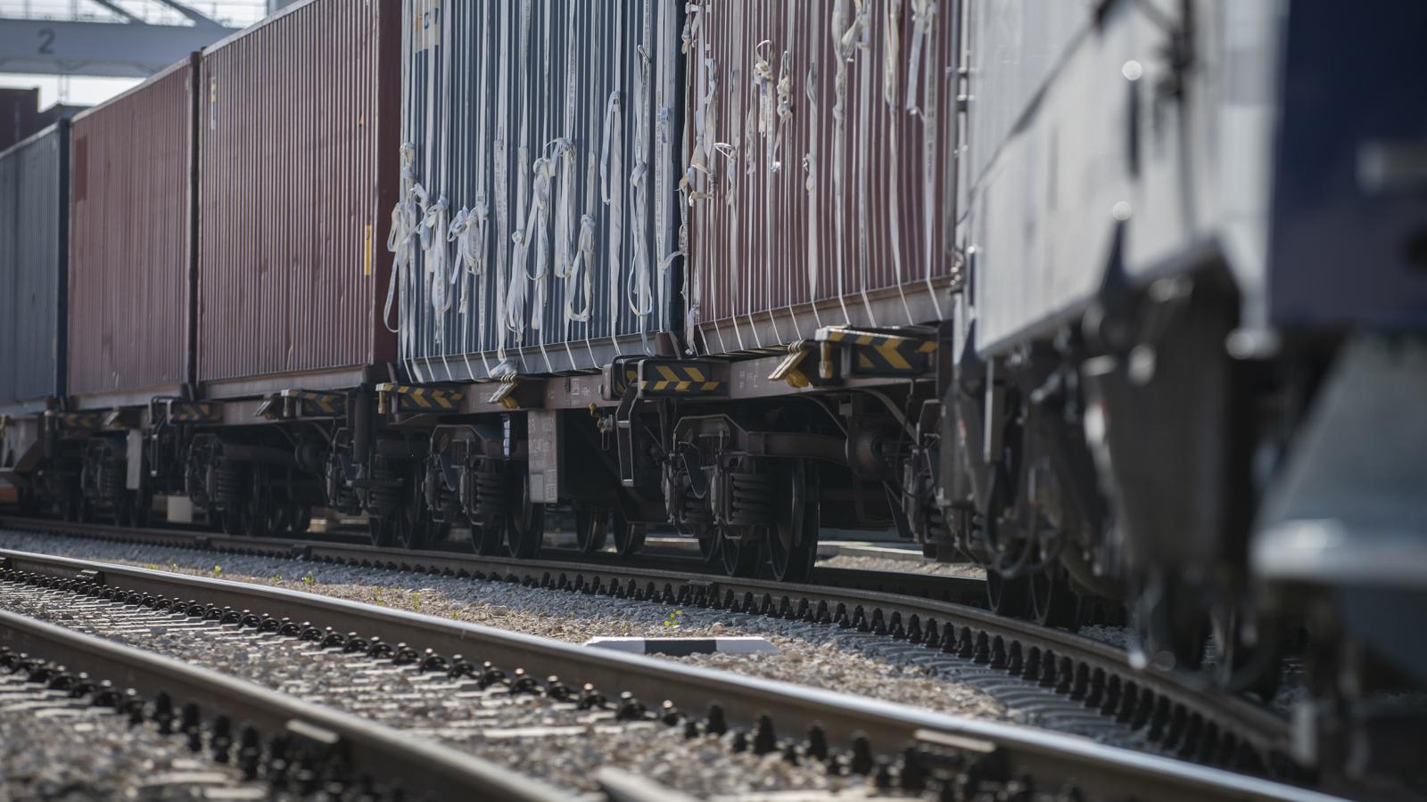 Kigyulladt egy tehervonat Vértesszőlősnél, jelentős késések vannak a győri fővonalon