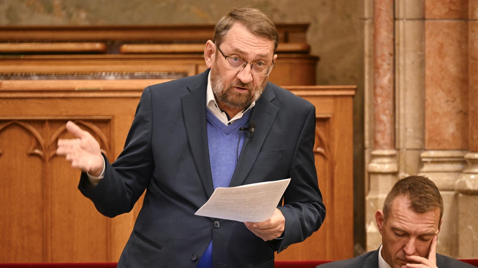 Orvos indul orvos ellen, az egészségügy nyomorúságos helyzete miatt többen is parlamentbe juthatnak az április 12-i választáson