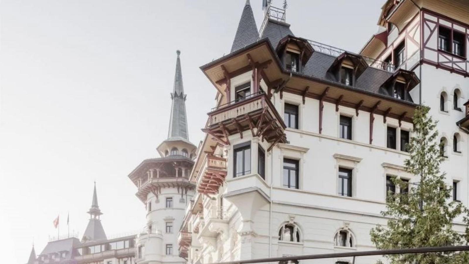 Hadházy Ákos szerint Orbán Viktor Svájc egyik legdrágább luxusszállodájában szállt meg, amikor kiugrott Donald Trumphoz Davosba