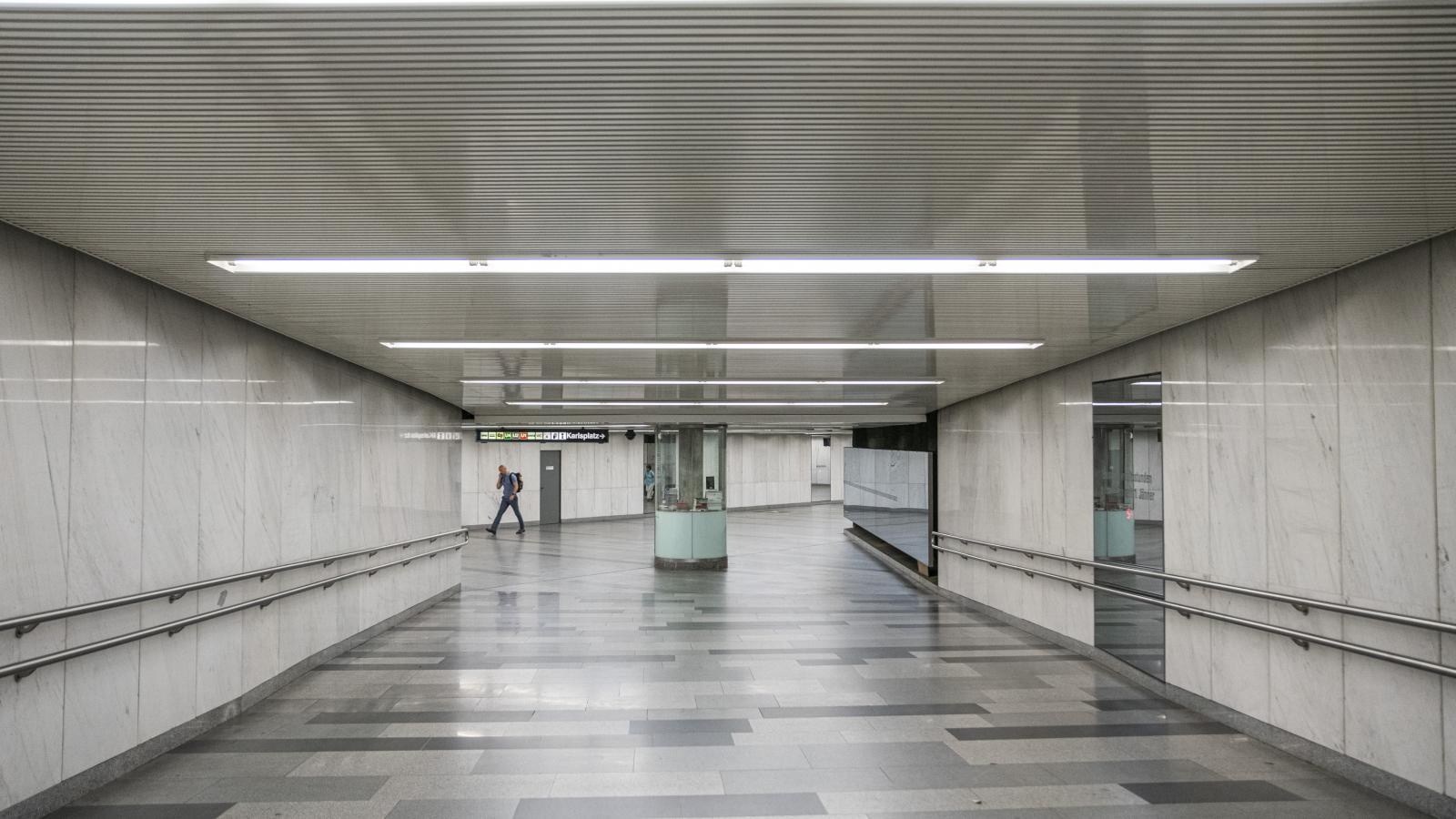 „A metrók üzemidejének meghosszabbítása miatt alig néhány órára lennének csak lezárva az aluljárók, a kényszerből ott éjszakázóknak ettől nem lesz fedél a fejük felett”