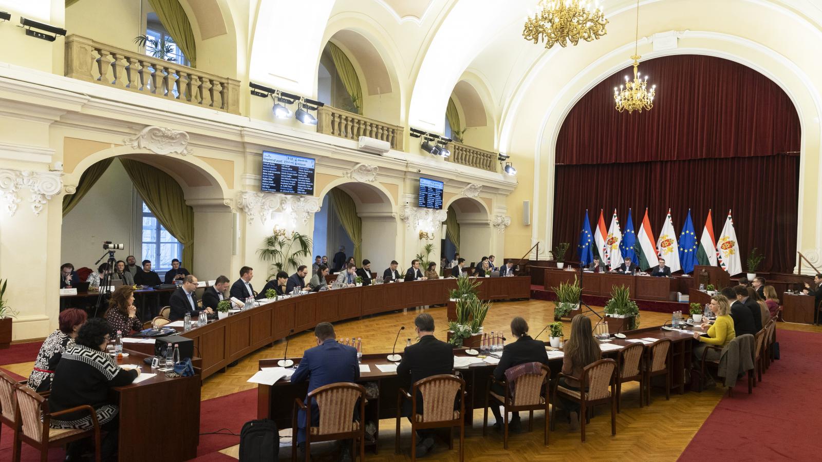 Elkezdődött a Főváros Közgyűlés valaha volt egyik legszürreálisabb ülése
