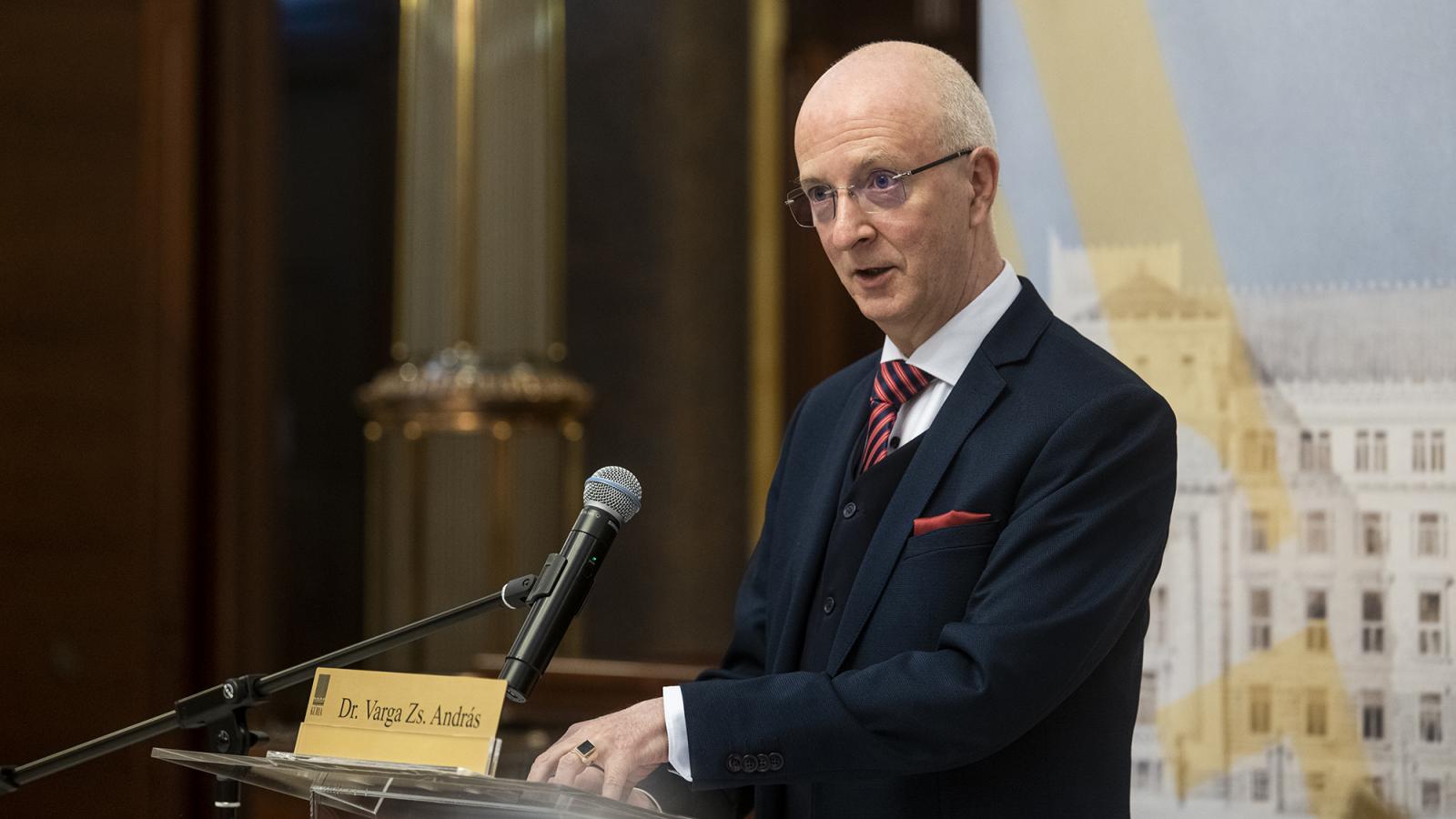 Varga Zs. András kivonult a Tisza Világ bírák általi letölthetőségéről vitatkozó OBT-ülésről