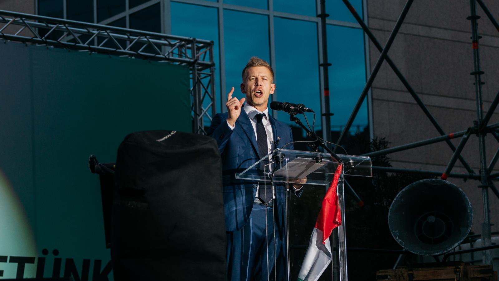 Magyar Péter: Jogi lépéseket teszünk egy sértődött, kiugrott önkéntes és az Index lejárató kampánya miatt