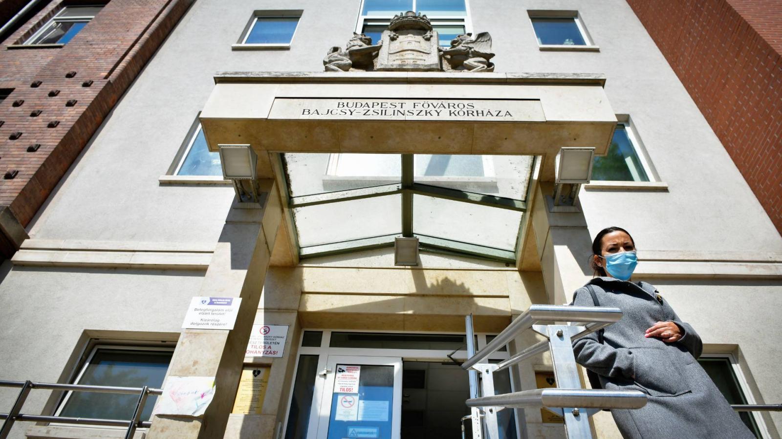 A budapesti Bajcsy kórházban lezártak egy teljes emeletet, a betegeket más osztályokon helyezik el