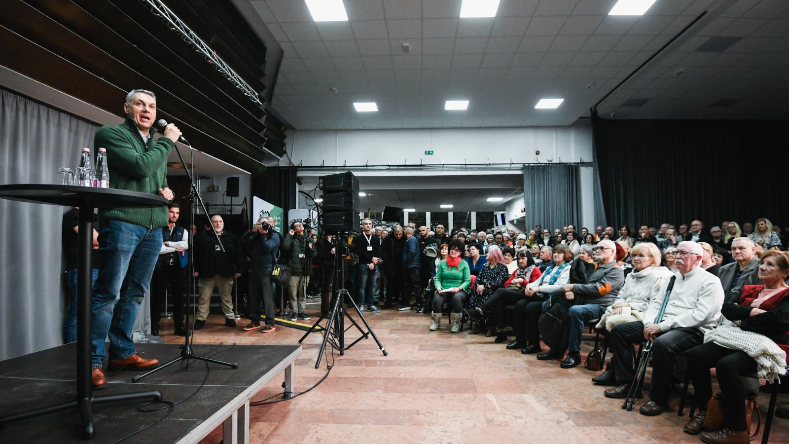 Lázár János piros lapot kapott, nem bocsátanak meg a romák