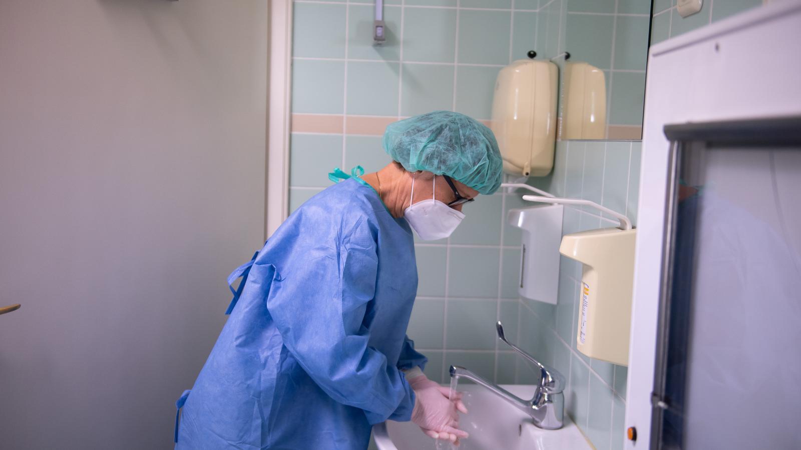 „A betegek ellátása ellehetetlenül” – Osztálybezárásokat sürget az ország legfontosabb pszichiátriai centrumának 40 orvosa