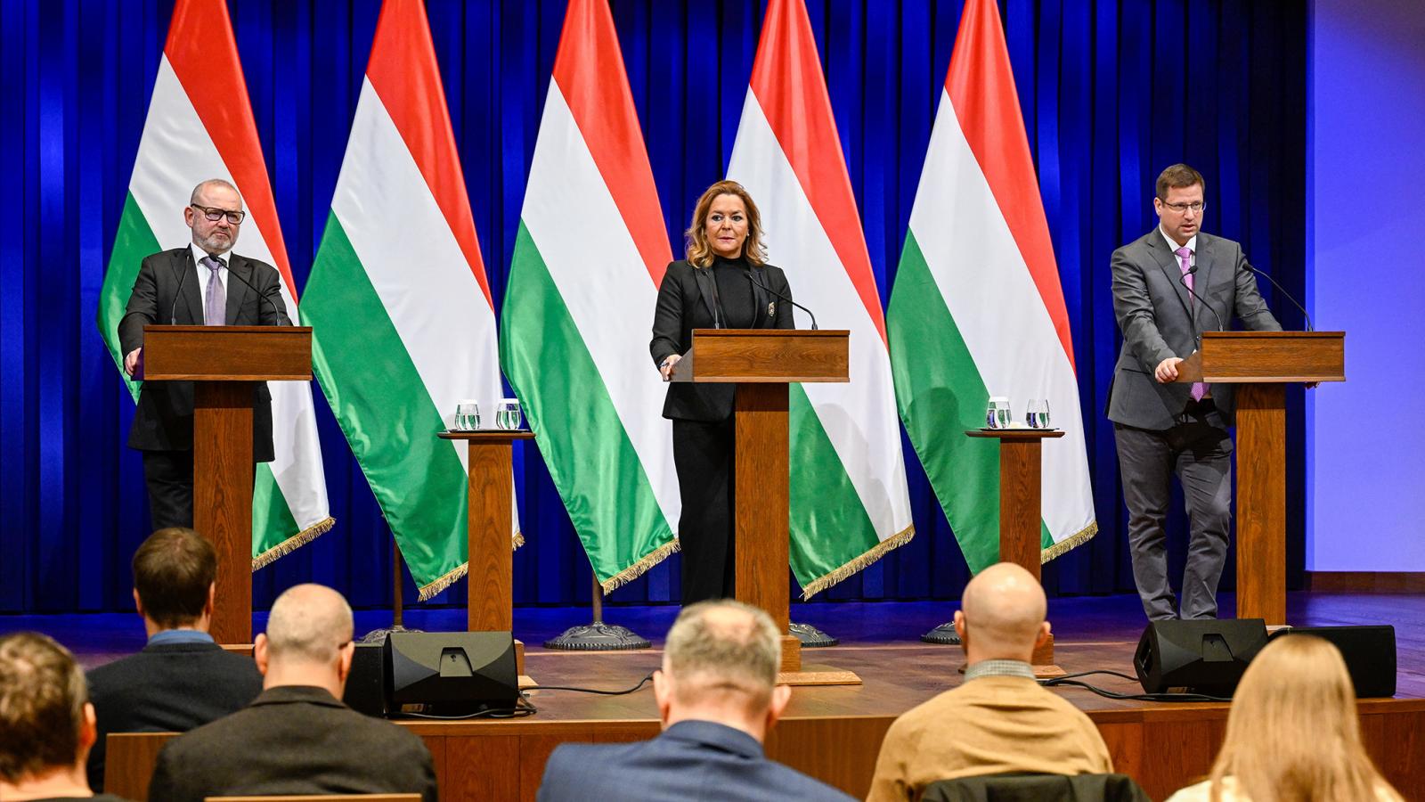 Lantos Csaba energiaügyi miniszter, Vitályos Eszter kormányszóvivő és Gulyás Gergely, a Miniszterelnökséget vezető miniszter a csütörtöki kormányinfón