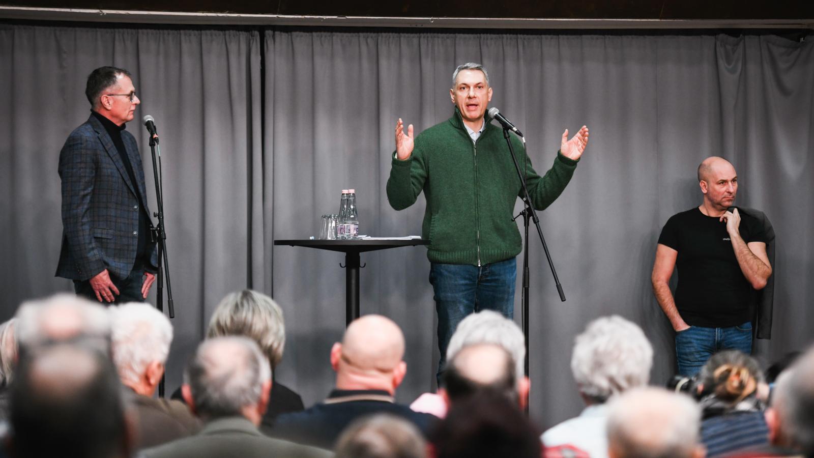 Lázár János közölte, azoknak, akik nem hagyták magukat megvezetni elmondta, hogy értette a „félremagyarázott mondatait”