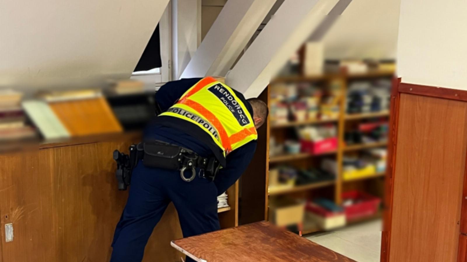 A rendőrség által közzétett kép valószínűleg az egyik iskola átvizsgálásakor készült