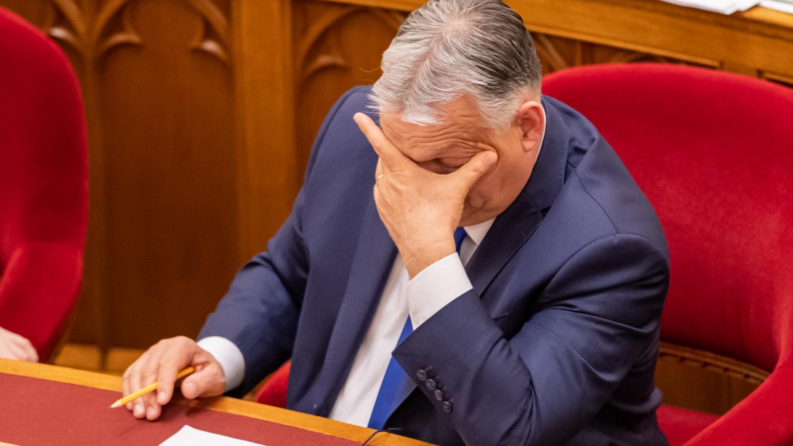 Orbán Viktor kicsit átértékelte a dolgokat, miután egy XVIII. századi fémcsatos Biblia a fejére esett 