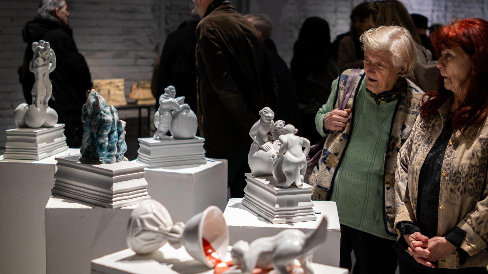 A kiállított anyag giccsein-nippjein sokrétű szarkazmust fedezhetünk fel