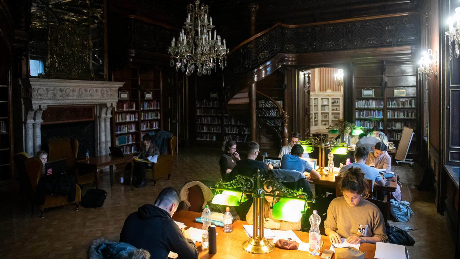 A 2020-ban kitört koronavírus-járvány előtti évekhez képest is emelkedett már a könyvtárba járók száma, azt 9-10 százalékkal meg is haladta