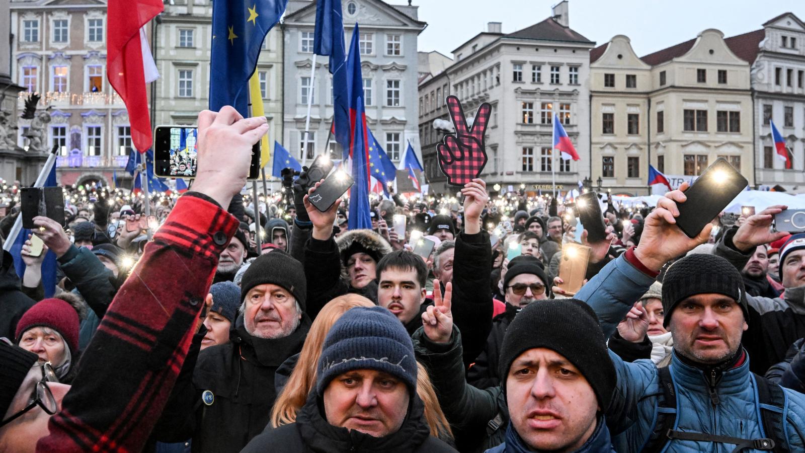 Több tízezer ember állt ki a kormány ellen, az elnök mellett egy prágai tüntetésen