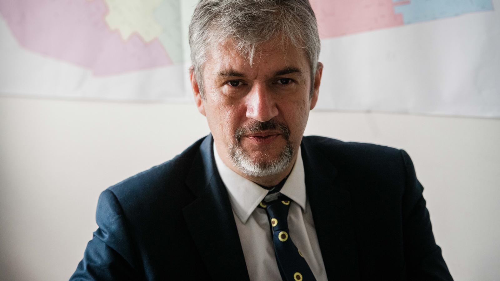 Hadházy Ákos: Csak a legelesettebbeket, a szociális bérlakásokba költözőket sújtja Rimóc község önazonossági rendelete