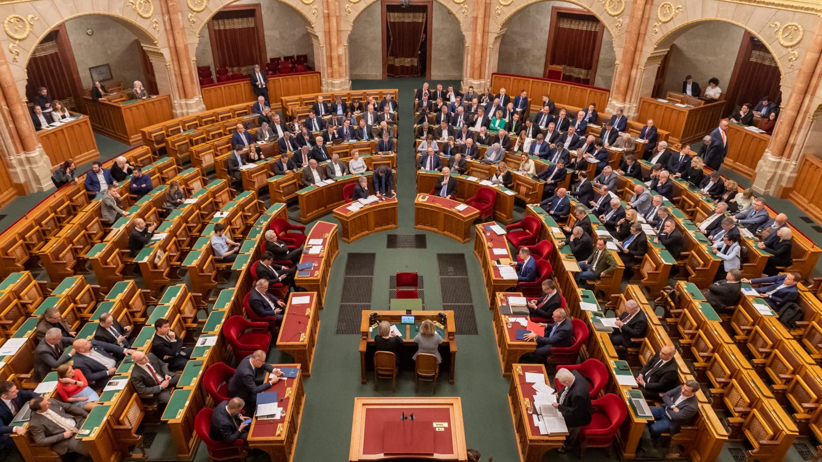 Kivonultak a kormánypárti képviselők a rezsiügyben összehívott rendkívüli parlamenti ülésről